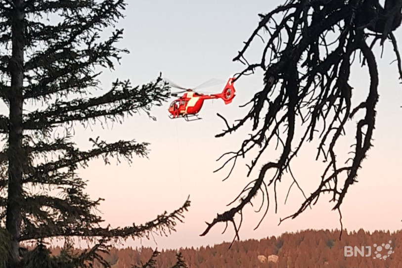 Un hélicoptère de la Rega est venu porter secours à un père et son fils aux Roches Blanches.