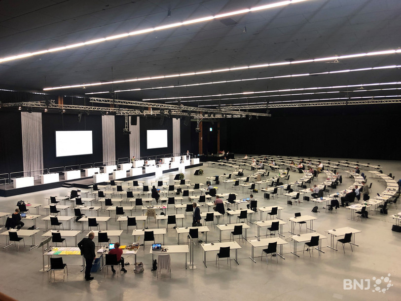 La halle 4 de BernExpo a été aménagée pour accueillir les 160 députés en toute sécurité.