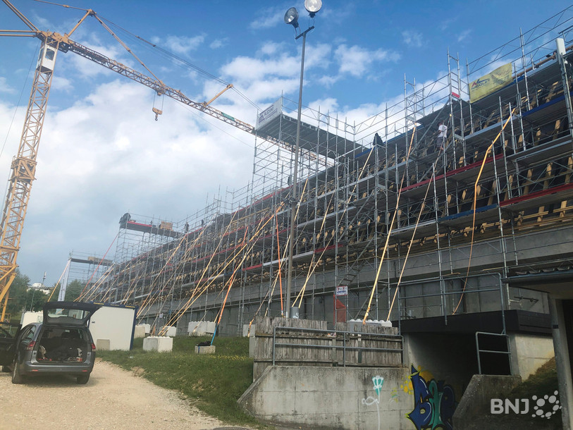 Les ouvriers s'affairent sur le chantier de la patinoire des Lovières.