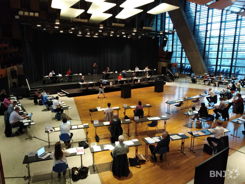 La séance du Conseil de ville s'est tenue dans le Palais des Congrès pour des raisons sanitaires liées à la pandémie de Covid-19.