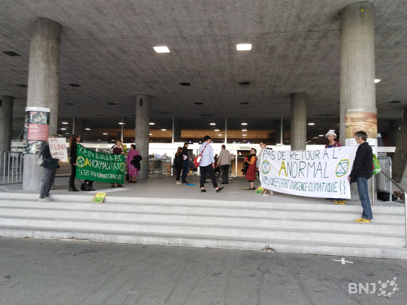 Les membres du collectif biennois d'Extinction Rebellion devant le Palais des Congrès.