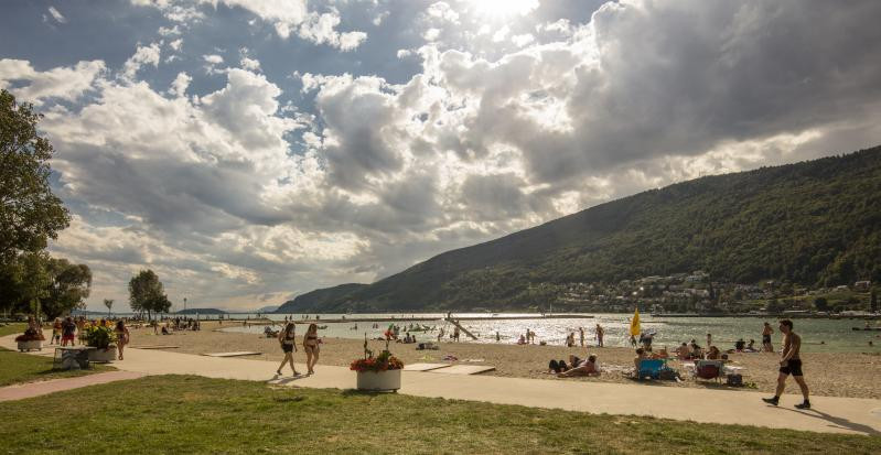 La plage de Bienne rouvrira ses portes le samedi 8 mai. (Photo : archives - Jura & Trois-Lacs)