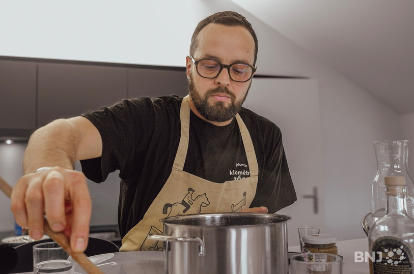 Ignace Berret prépare une belle casserole de lentilles.