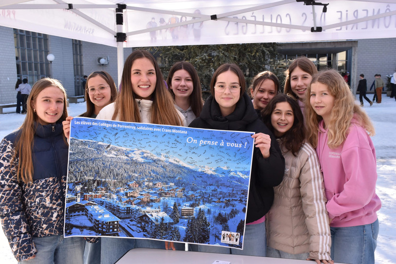 Plusieurs élèves des collèges de Porrentruy avec leur affiche. (Photo : l’Aumônerie des Collèges de Porrentruy)