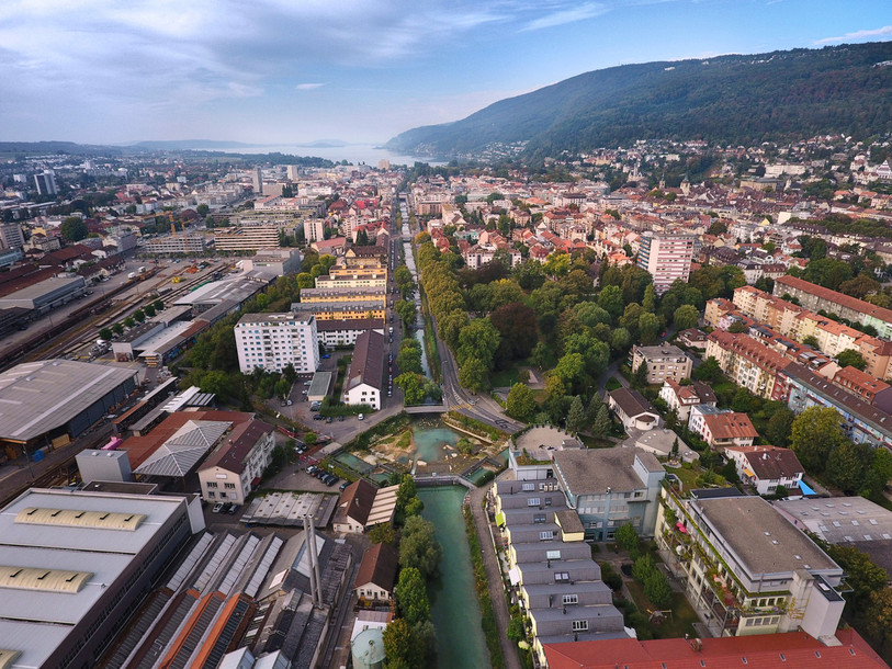 Vue aérienne de Bienne, lauréate du « Solaraward » 2020 de la Région solaire Seeland. (Photo: Pro Velo Bienne-Seeland-Jura bernois)