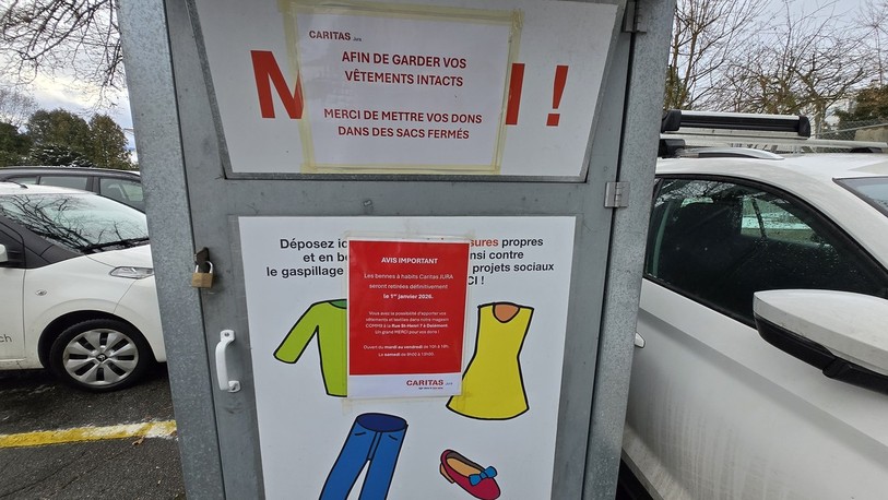 Les bennes à textiles de Caritas Jura comme celle-ci appartiennent désormais au passé. 