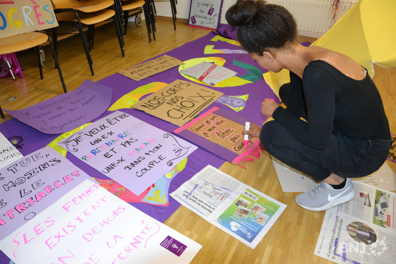 Pancartes et banderoles sont en préparation à Neuchâtel en vue du 14 juin.