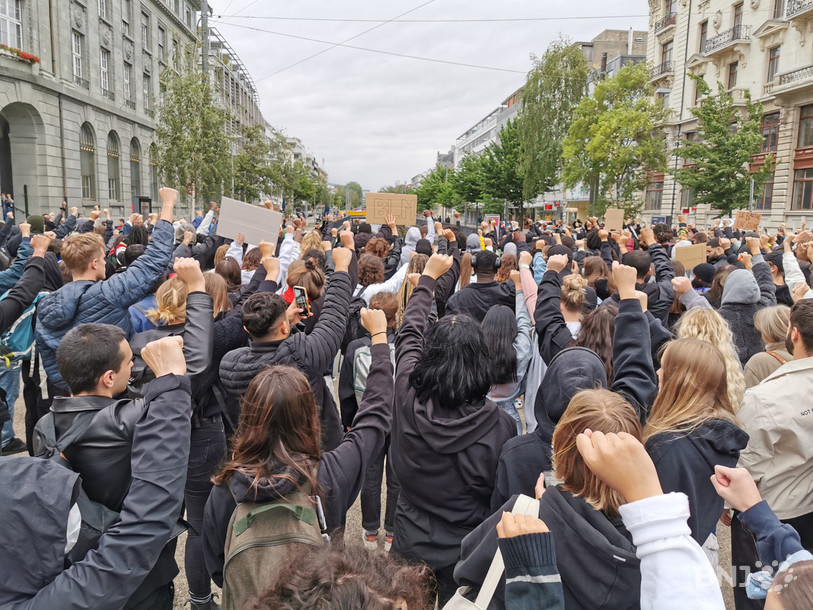 A plusieurs reprises, les manifestants ont observé une minute de silence avec le poing levé vers le ciel.