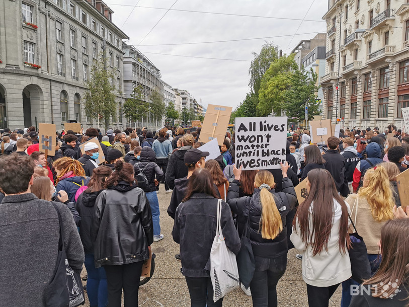 Les manifestants ont levé des pancartes vers le ciel avec des slogans contre le racisme.