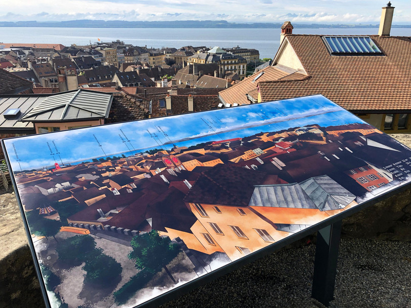 La Ville de Neuchâtel a aussi installé une table panoramique sur l'esplanade de la Collégiale. (Photo: Ville de Neuchâtel)
