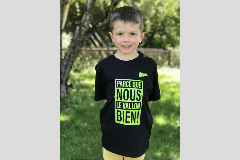 Le T-shirt existe en taille enfant, et en coupe homme et femme. (Photo  : Rotary Val-de-Travers)