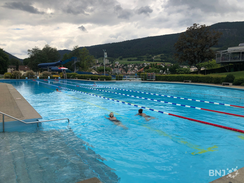Peu de monde lundi à la piscine de Moutier, mais des nageurs très heureux de pouvoir retrouver leur bassin.