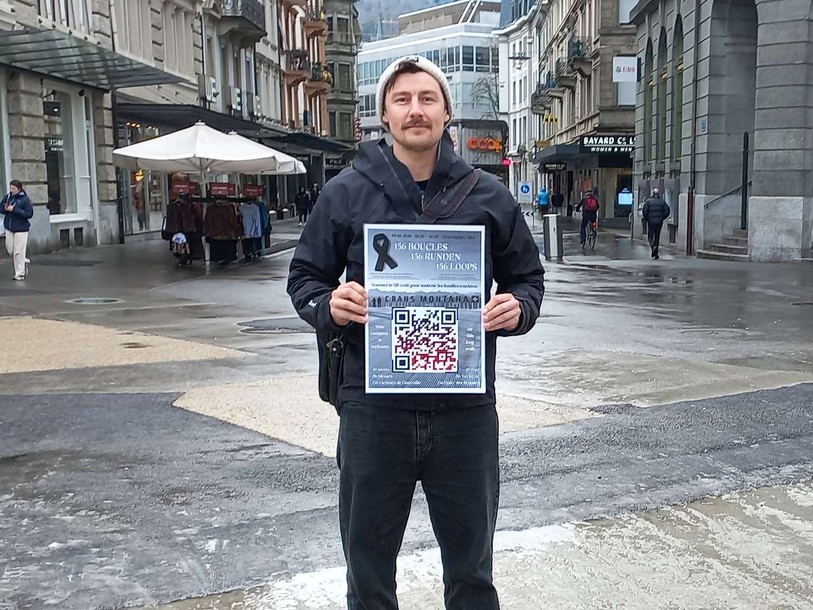 Vers 8h20 ce vendredi, Simon Niklaus avait déjà récolté 1'600 francs en faveur des familles des victimes de l’incendie Crans-Montana. (Photo : Bastien Lance)