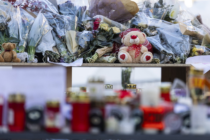Des marches blanches sont organisées samedi dans le Jura en lien avec le drame de Crans-Montana. (Photo: EPA/CYRIL ZINGARO)