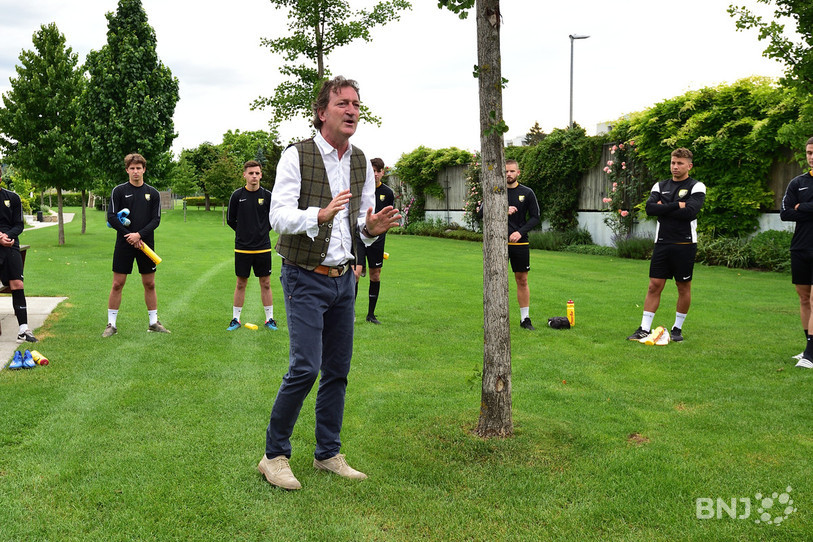 Le président des SR Delémont Patrick Fleury motive ses troupes (photo : Georges Henz).
