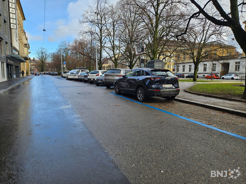 Les places de parc au faubourg du Lac à Neuchâtel, comme plusieurs autres rues et avenues de la ville, vont devenir payantes.
