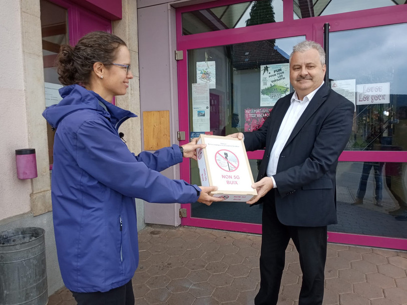 Marylaure Berthold du collectif « Non 5G Buix » a remis la pétition au maire Thierry Crétin. Photo: collectif « Non 5G Buix »