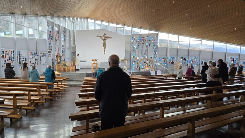 Moment de recueillement pour la trentaine de personnes présentes à Vicques vendredi.