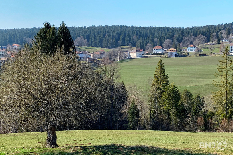 L'usine de La Côte-aux-Fées (au centre de la photo) devrait conserver une quarantaine d'employés.