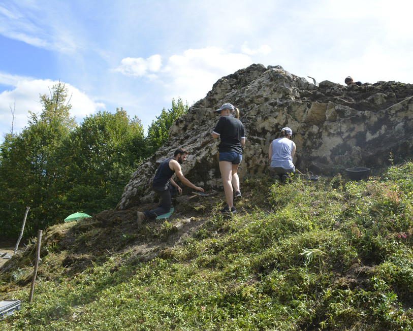 Des bénévoles dégagent l'éboulis ouest au pied de la chapelle St-Nicolas sur le site du Château d'Asuel. (Photo : Association des amis du Château d'Asuel).