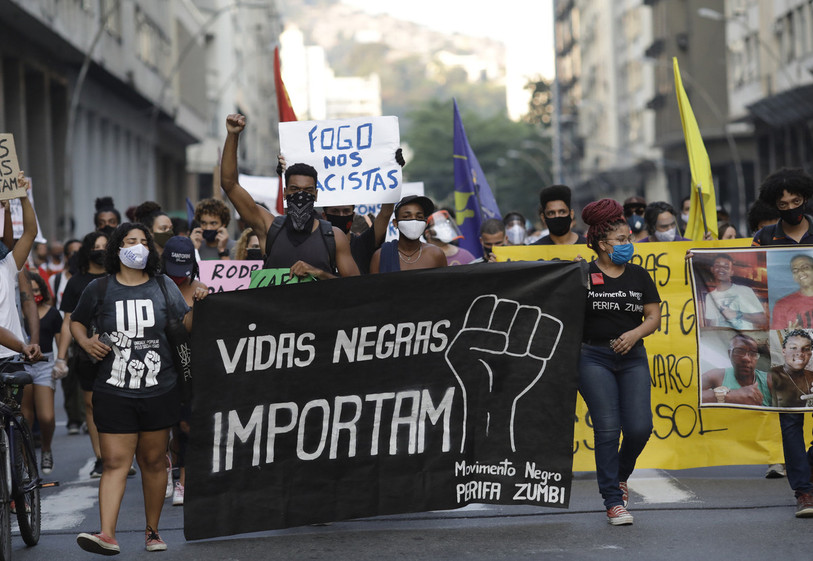 Des Brésiliens marchent contre le racisme et les violences policières lors de la pandémie de nouveau coronavirus à Rio de Janeiro. (Photo : AP Photo/Silvia Izquierdo).