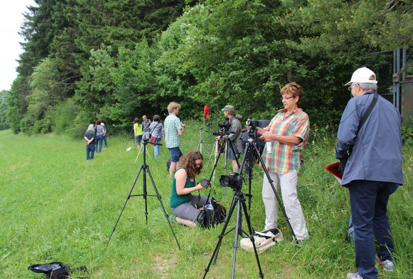 Les nouveaux parrains et marraines sont formés aux techniques de prise de vue pour le projet. (Photo: Parc Chasseral)