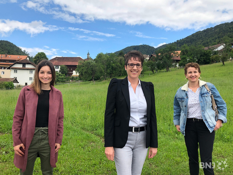 La nouvelle présidente Virginie Heyer entourée de Morena Pozner (à droite), à qui elle vient de succéder, et de Kim Seiler, secrétaire générale du CJB. 
