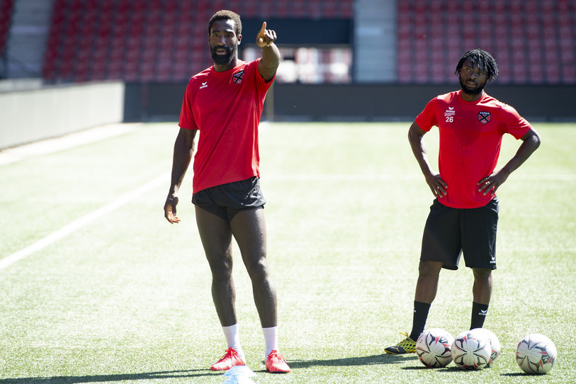 Johan Djourou (à gauche) et Xavier Kouassi à l'entraînement avec Neuchâtel Xamax FCS (photo : Keystone/Laurent Gillieron).
