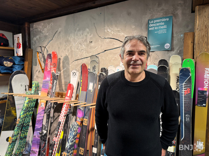 Propriétaire d'un magasin de sport à Moutier depuis de nombreuses années, Stève Chevalier rappelle l'importance de bien vérifier son matériel de ski avant d'aller dévaler les pentes.