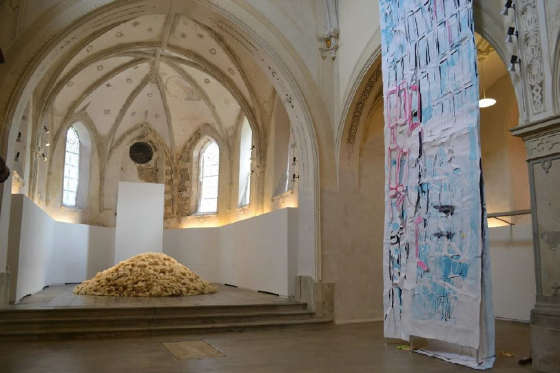 Vue de l’exposition KRONOS 2020 avec les œuvres de Salomé Bäumlin et Vincent Chablais. (Photo : la Nef)