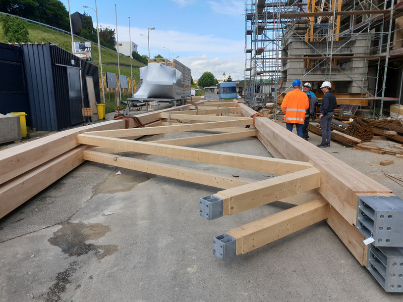 Les nouvelles fermes de la charpente sont arrivées jeudi à Porrentruy. (Photo: SIDP)