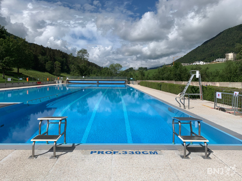 La piscine de St-Imier restera fermée pour toute la saison. (Photo : archives).