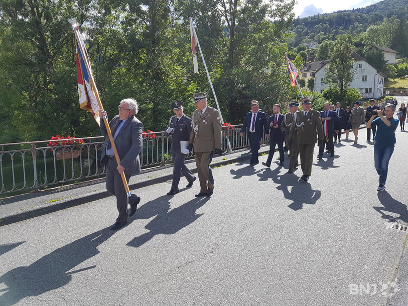 Représentants de la Pologne, descendants de ces soldats de 1940 ont traversé le pont pour rallier symboliquement la Suisse depuis la France.