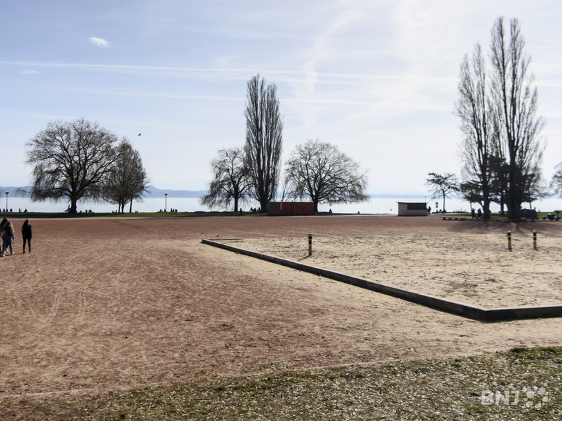 Au final, le secteur 2 des Jeunes-Rives comprendra la place rouge agrandie à l’ouest pour les besoins des grands événements, des surfaces engazonnées ainsi que des espaces en gravier, sans oublier une plage de sable destinée au beach-volley et à d’autres sports apparentés. (Photo : KEYSTONE/ANTHONY ANEX)
