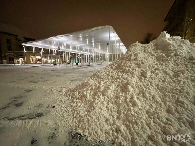 La voirie de La Chaux-de-Fonds a fait deux nuits blanches le week-end dernier pour évacuer des rues une bonne quarantaine de centimètres tombés en un peu plus de 24 heures (ici : gare des bus).