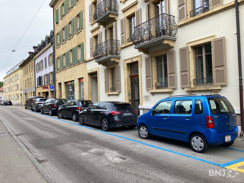 Les places de parc en zone bleue sont vouées à disparaître à l'est du centre-ville de Neuchâtel. Ici, le faubourg de l'Hôpital.