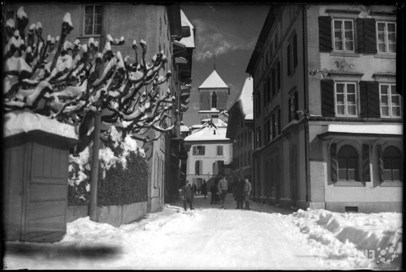 En véritable symbole, la Tour carrée apparaît sur de nombreuses photos, peintures et gravures. Ici, un cliché de la première moitié du XXe siècle depuis la Grand Rue. (Photo: Alfredo Acquadro, Collection Pierre Hirt, Mémoires d'Ici)