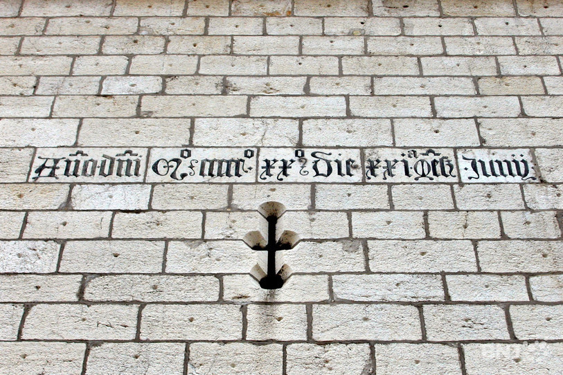 L'inscription rehaussée de plomb atteste de l'achèvement des travaux : « En l'an du Seigneur 1520, le 21e jour du mois de juin ». Sur les blocs de pierre, on aperçoit aussi les trous creusés lors du chantier. (Photo : Charles Ballif)