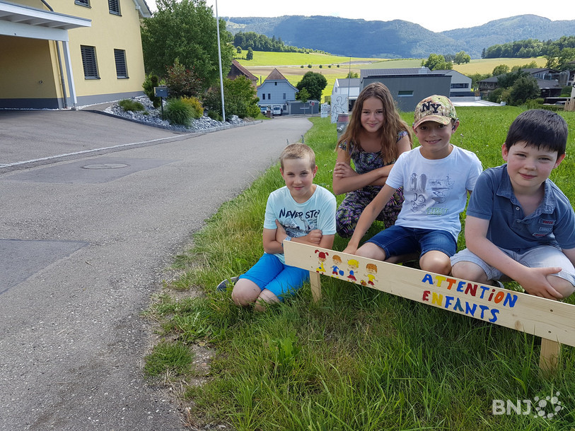 Les enfants du quartier sont fiers de leurs réalisations pour sensibiliser les automobilistes un peu trop nombreux à leur goût.