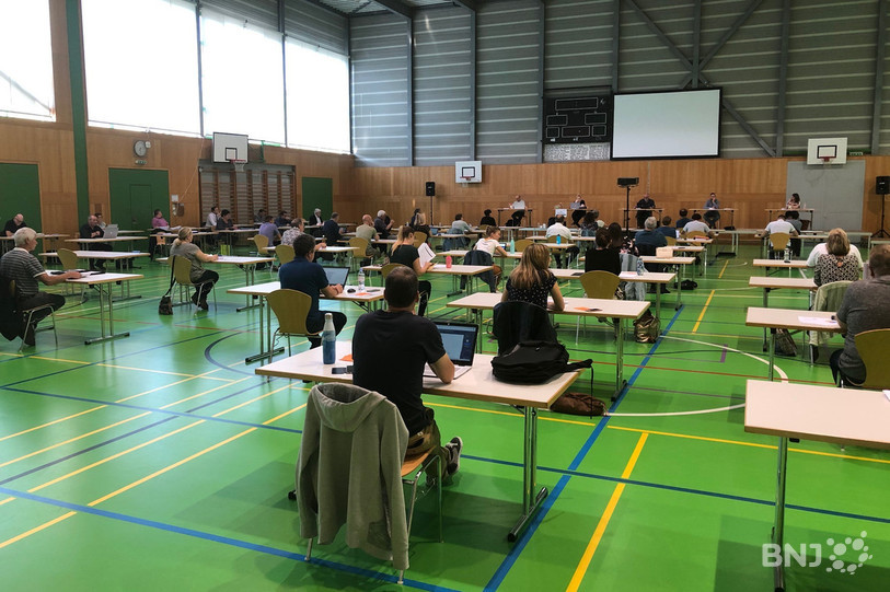 Décor particulier pour le Conseil de ville de Moutier: la Halle polysport. Elle a permis le respect des distances de sécurité.