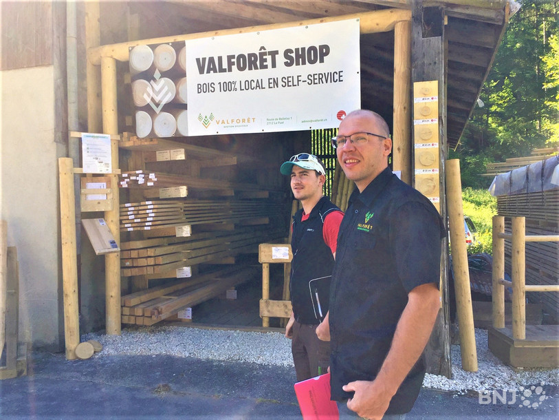 Jean-Marc Friedli (premier plan), directeur de Valforêt SA, et Roman Bueche, stagiaire