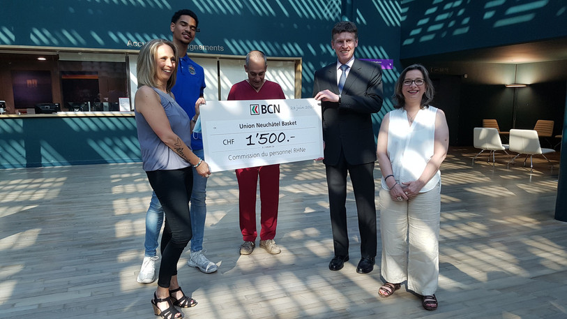 Les membres de la
Commission du Personnel du Réseau Hospitalier neuchâtelois, Valérie
Racine, Nathalie Weber et Filipe Conceiao ont reçu le chèque des mains du président d'Union Basket Neuchâtel, Andrea Siviero accompagné du joueur Eliott Kübler.