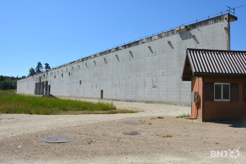 Le mur de la décharge de Bonfol devra à son tour être démoli pour que la nature reprenne ses droits. (photo : archives)