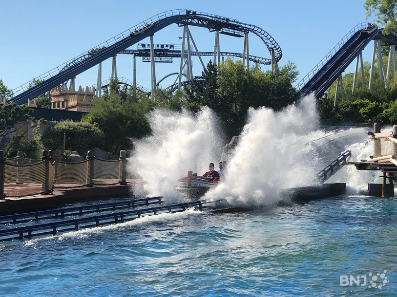 Les masques se portent aussi sur les attractions. Une expérience particulière, surtout quand ça mouille...