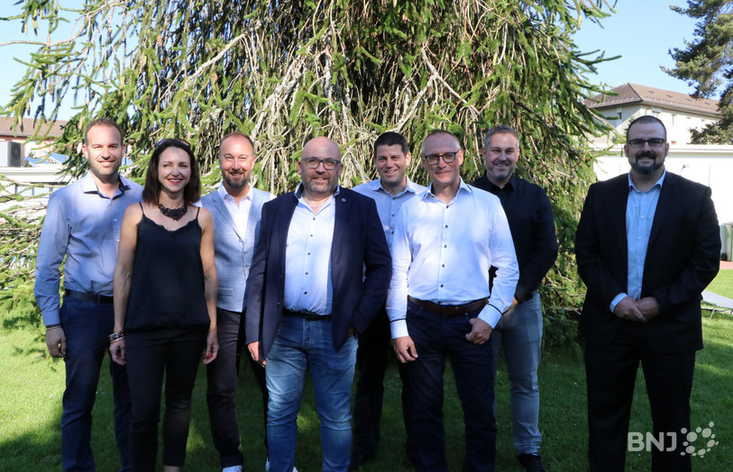 Les huit membres du nouveau conseil d'administration du HC La Chaux-de-Fonds avec au premier plan le président Olivier Calame.