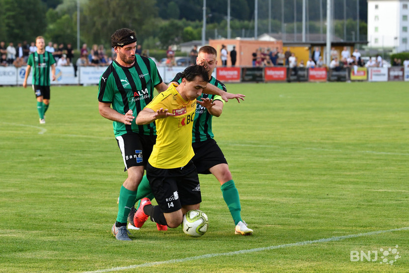 Aleksander Rmus du FC Bassecourt face à Lionel Rossé et Tom Villemin du FC Courtételle (photo: Georges Henz).