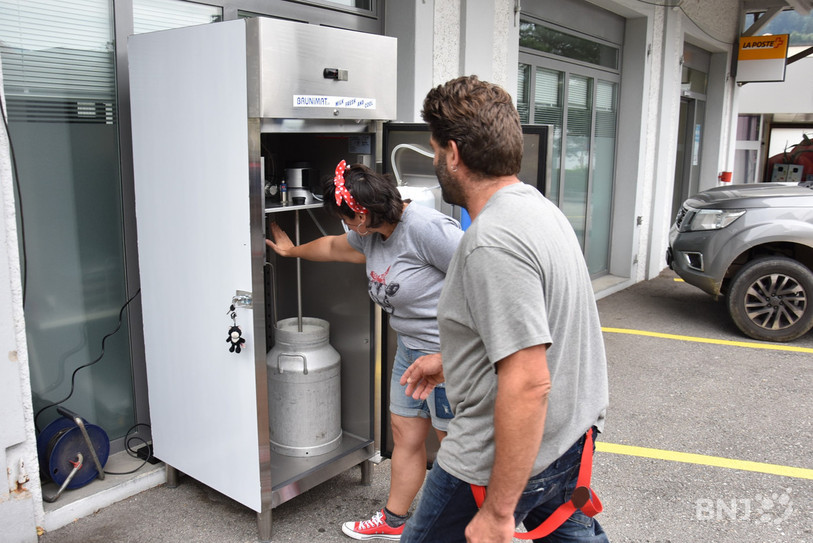 La machine peut contenir des boilles à lait. Le tout est réfrigéré et brassé. Ici Cindy Cevaër et Raphaël Dupasquier sont en train de terminer l'installation.