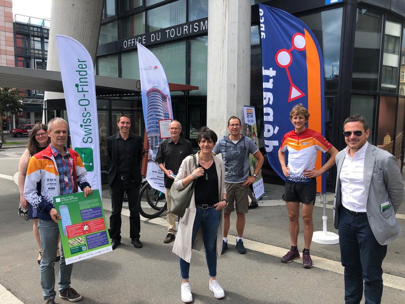 Les autorités du Locle et de La Chaux-de-Fonds, des membres de l'ANCO et le sportif Marc Lauenstein étaient réunis samedi matin pour inaugurer ce nouveau parcours de course d'orientation urbain. (Photo: Ville de La Chaux-de-Fonds)