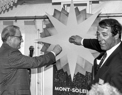 L'inauguration de la centrale solaire en 1992, alors la plus grande d'Europe, en présence de l'ex conseiller fédéral Adolf Ogi (à droite). (Photo: société Mont-Soleil)