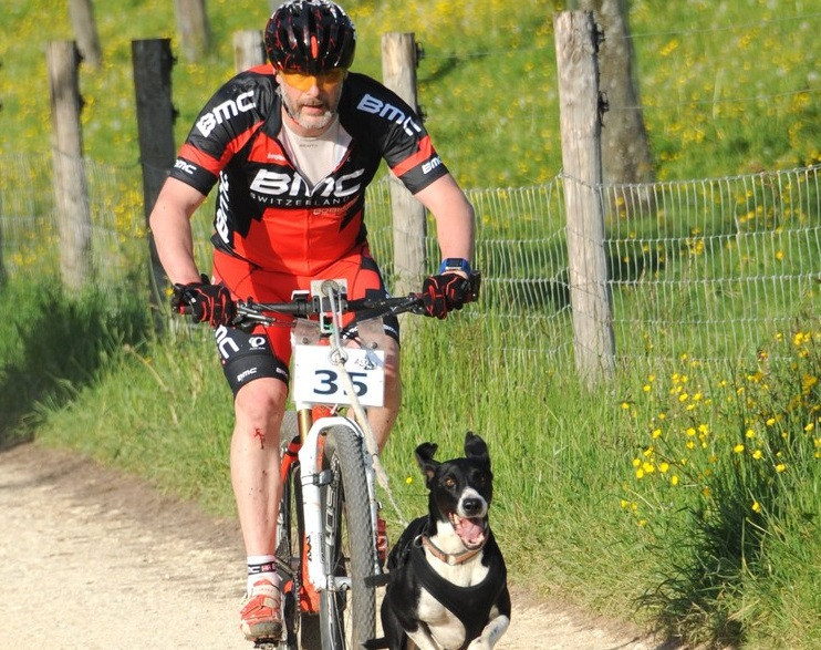Thierry Charmillot a décroché la première place en bikejöring homme vétéran. (Photo : archives).